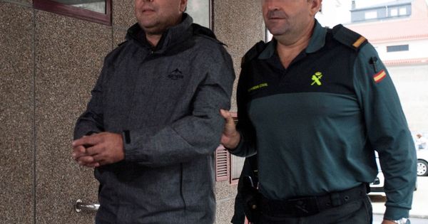 Foto: Miguel M., a su llegada al juzgado ourensano de Xinzo de Limia que dictó su prisión provisional sin fianza. (EFE)