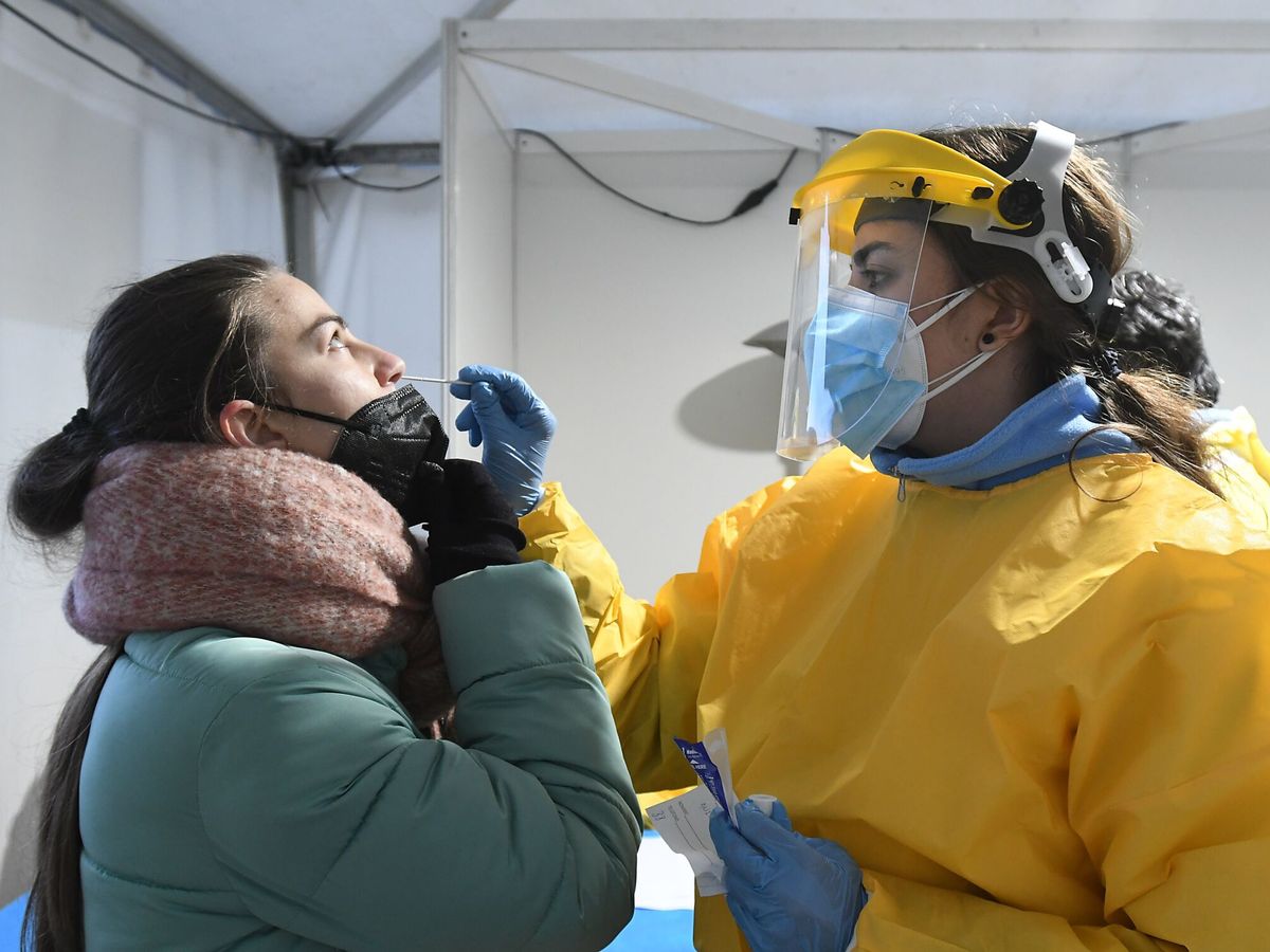 Foto: Una técnico sanitaria toma una muestra para un test de antígenos en el Palacio de Exposición de León. (EFE/ J. Casares)