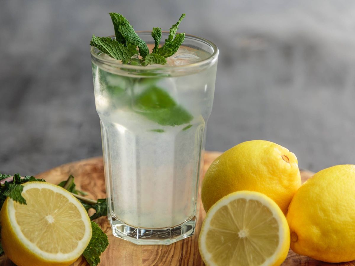Foto: ¿Es bueno tomar agua con limón en ayunas para adelgazar? (Francesca Hotchin para Unsplash)