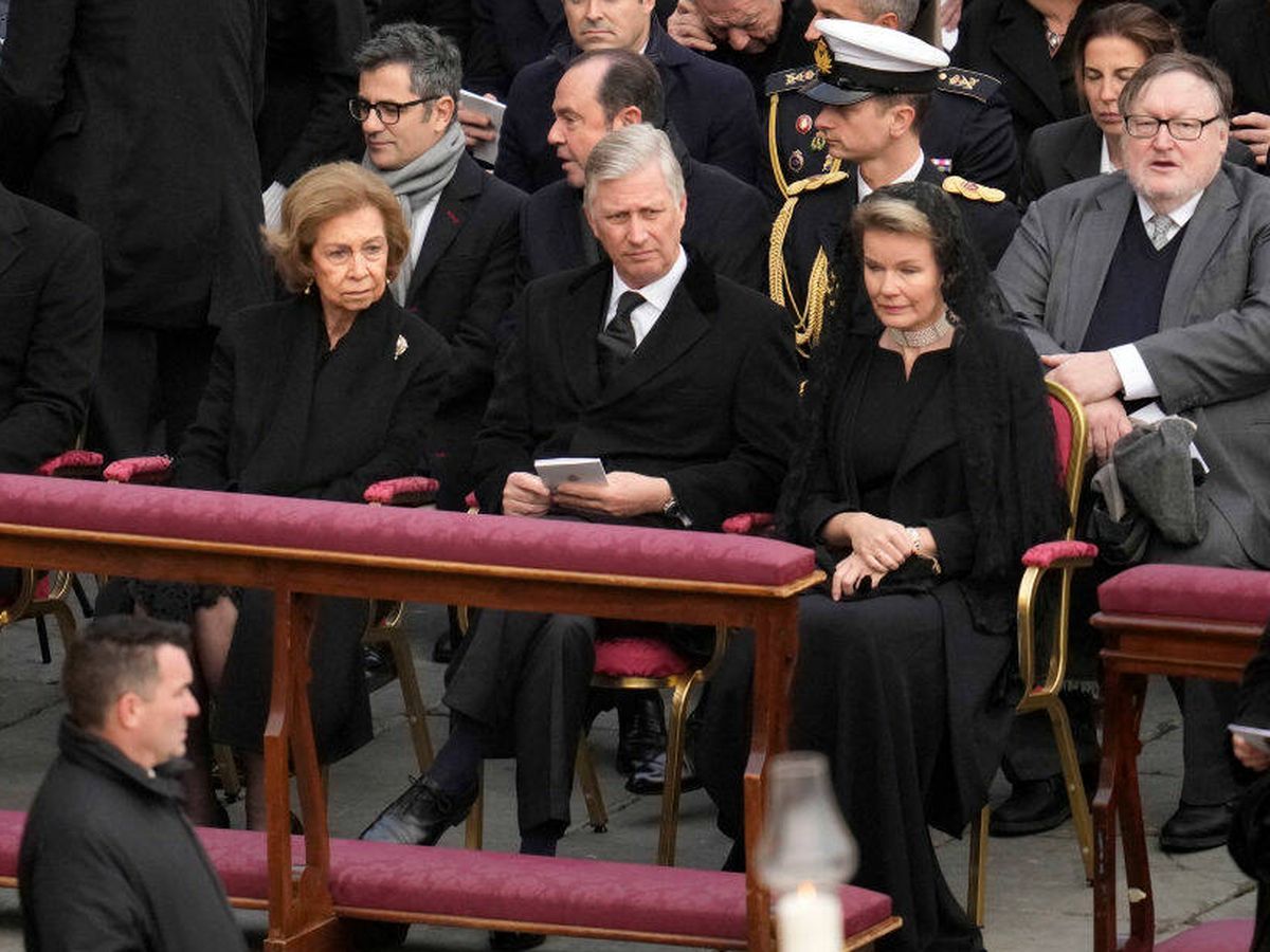 Foto: La reina Sofía junto a los reyes belgas, Felipe y Matilde, en el funeral de Benedicto XVI. (Getty Images/Christopher Furlong)