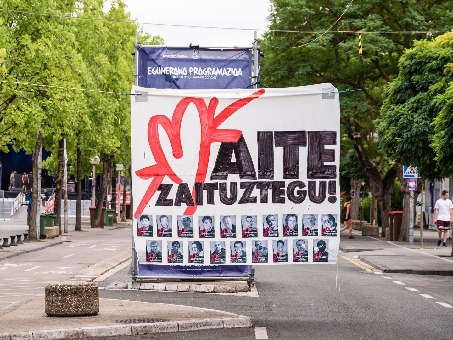 Vista de una pancarta en apoyo a una veintena de presos de ETA colocada durante las fiestas de Vitoria. (EFE)