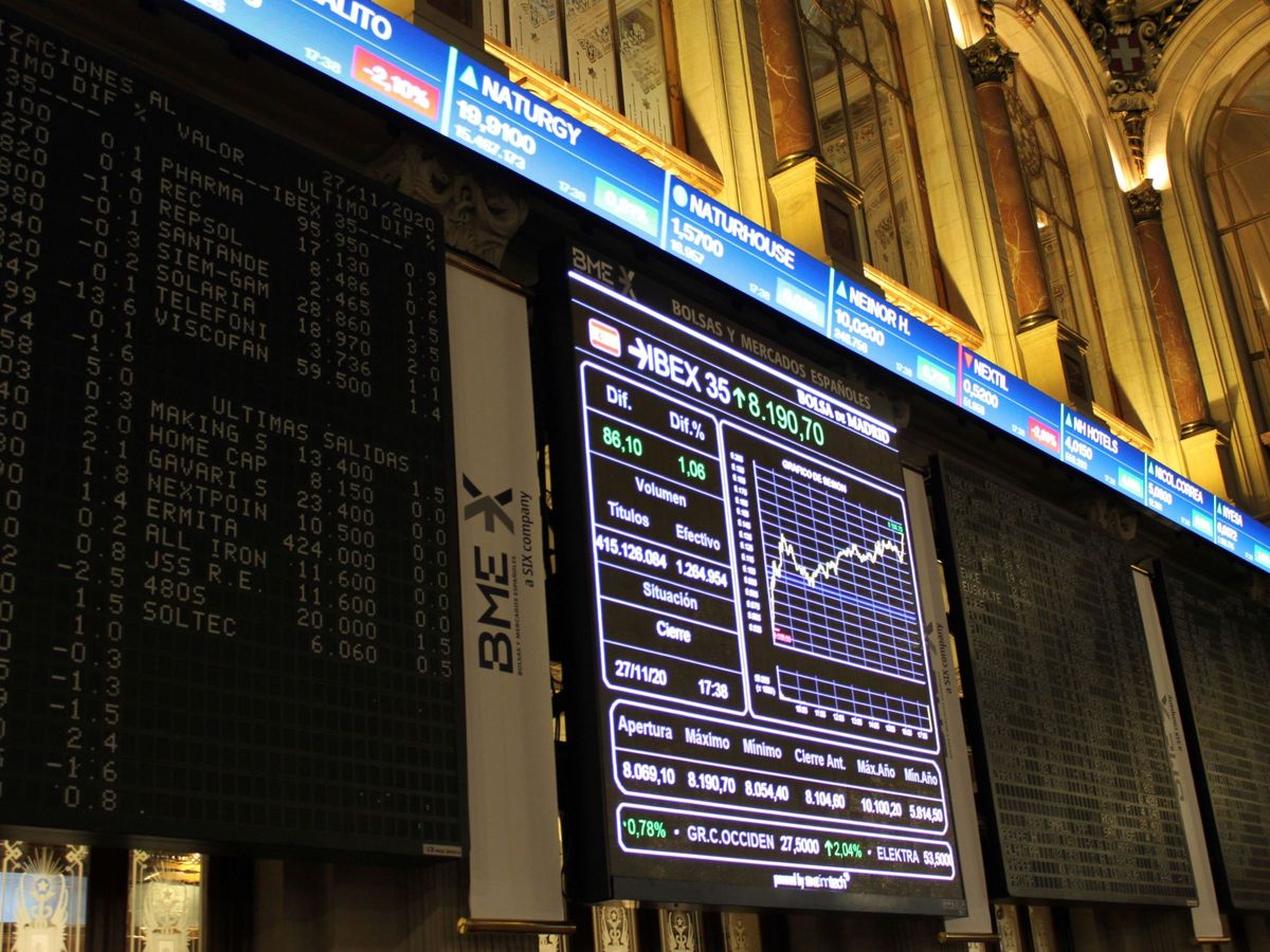 Foto: Una pantalla muestra la evolución del IBEX 35 este viernes en la Bolsa de Madrid. (EFE)