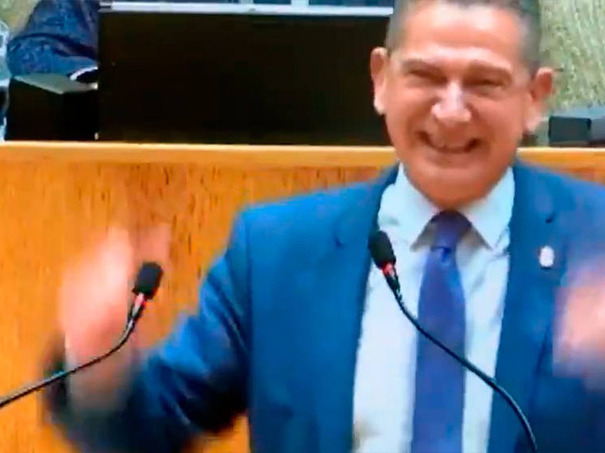Foto: Celso González, en el momento del ataque de risa que le dio en pleno discurso (Foto: Twitter)