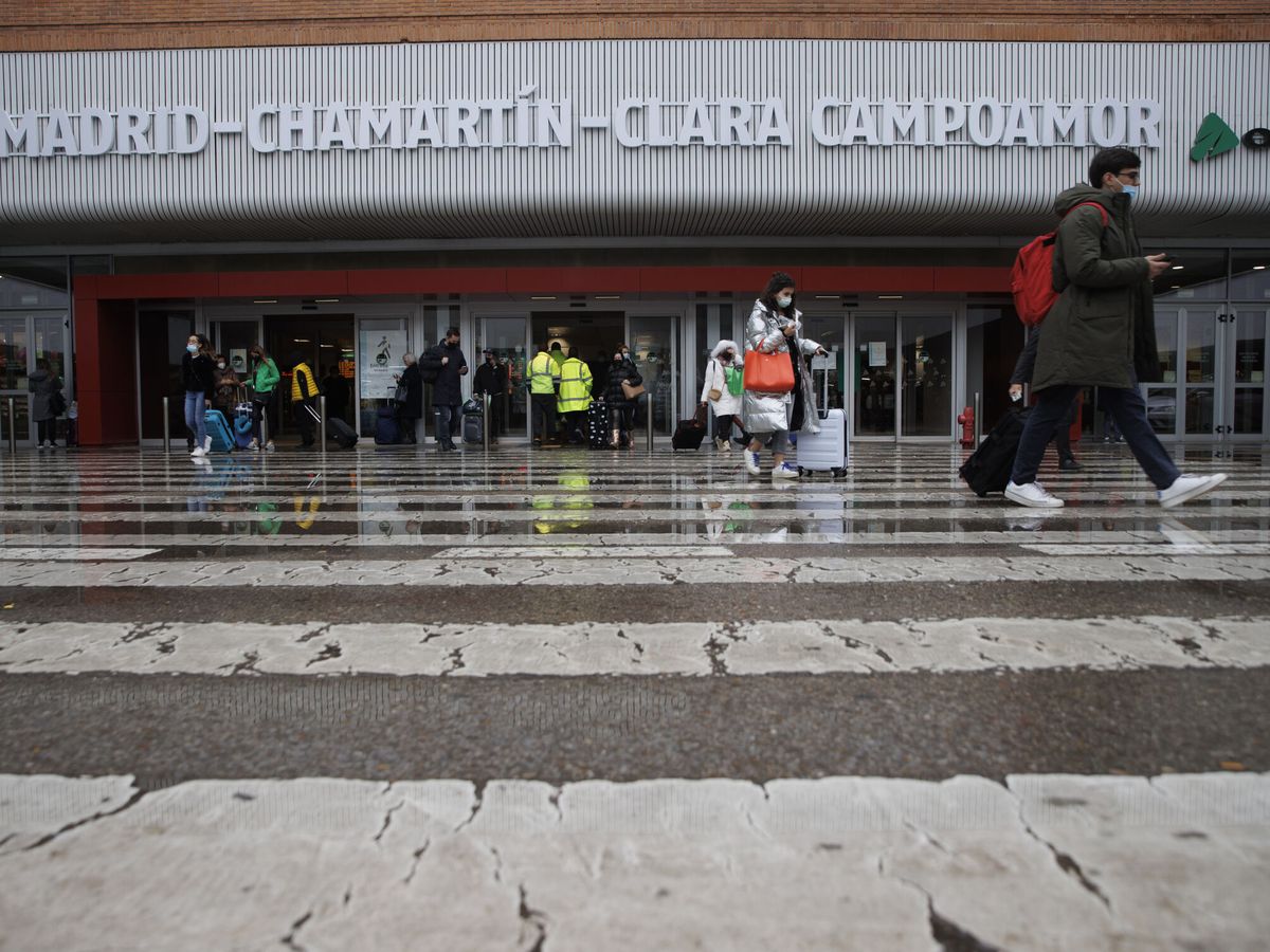Foto: Entrada a la estación de Chamartín. (EFE/Sergio Pérez)