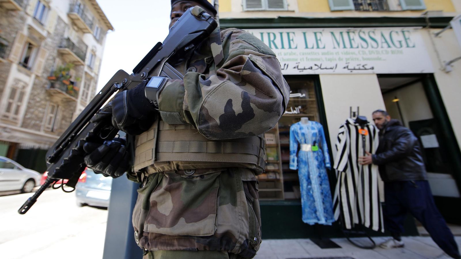 Foto: Un soldado francés monta guardia junto a una sala de oración islámica en Niza, en enero de 2015. (Reuters)