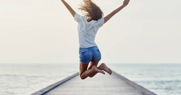Foto: Una chica saltando de felicidad. (iStock)