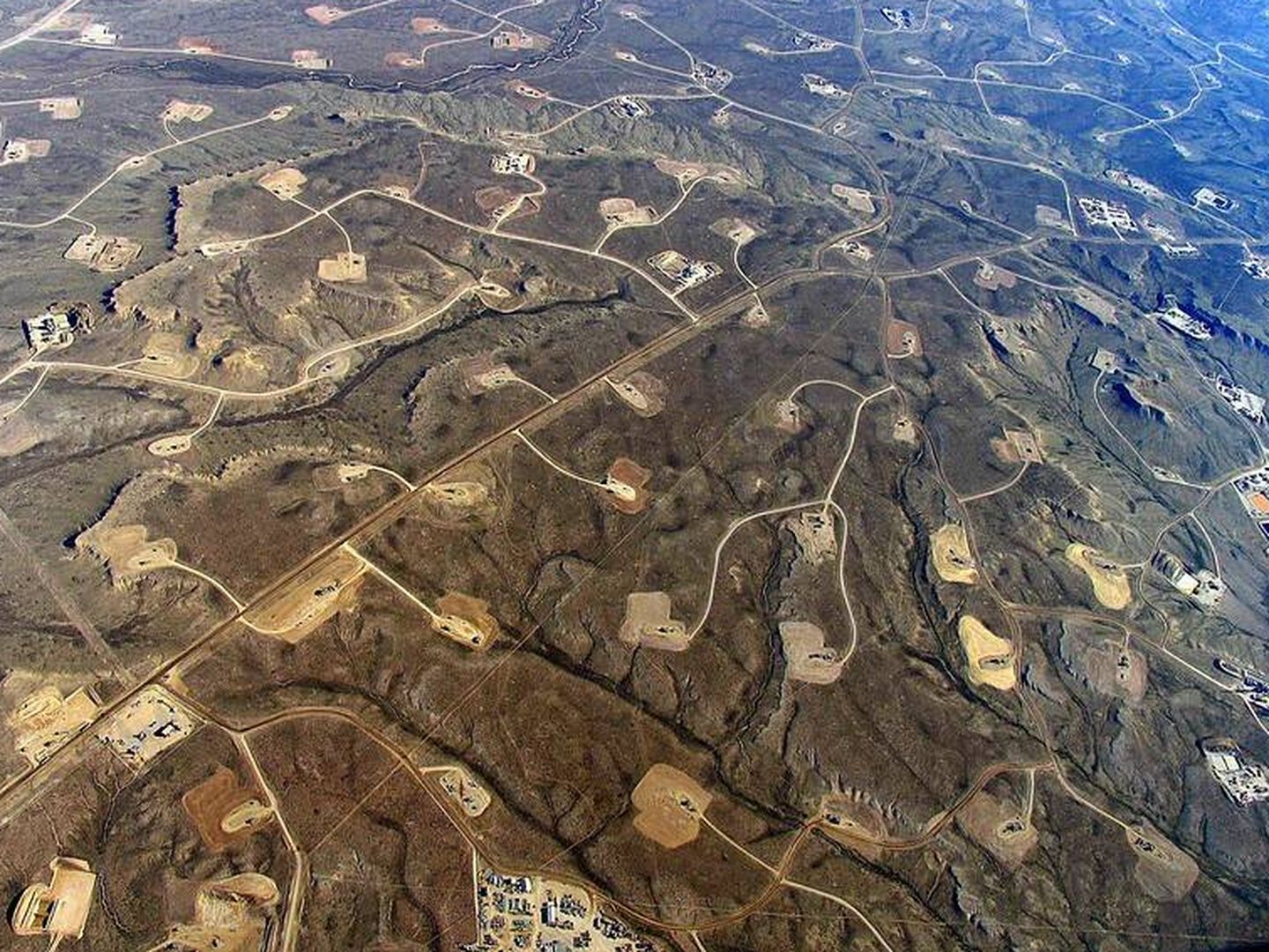 Múltiples emplazamientos de fracking en EEUU. (Bruce Gordon/EcoFlight)