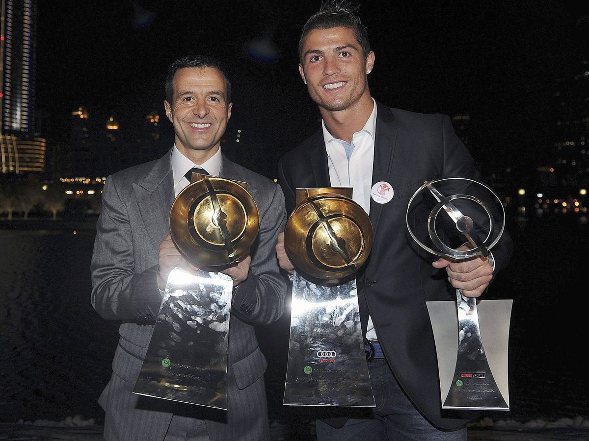 Foto: Cristiano Ronaldo y Jorge Mendes, durante una entrega de premios (EFE/Jorge Monteiro)