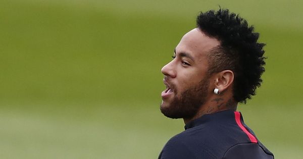 Foto: Neymar, sonriente, en un entrenamiento con el Paris Saint-Germain. (EFE)