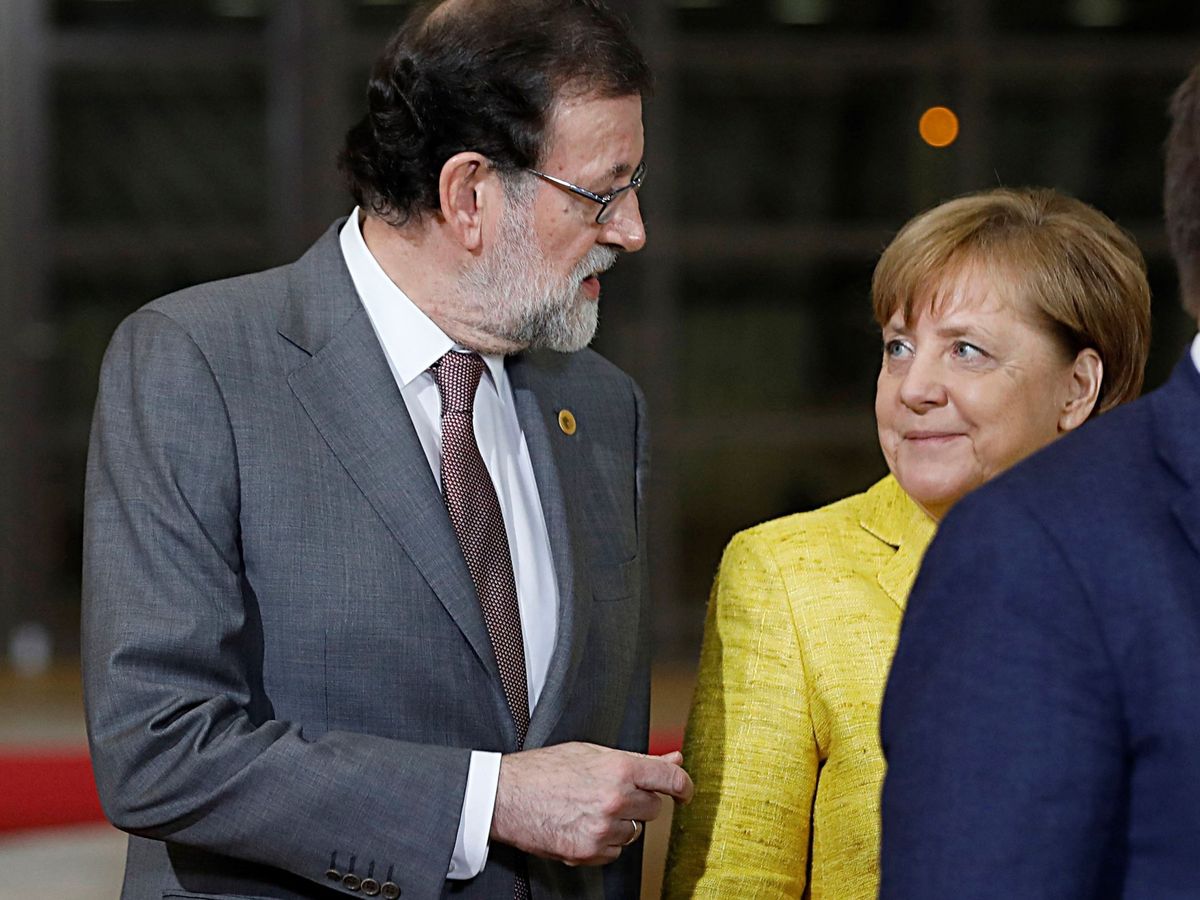 Foto: El expresidente del Gobierno Mariano Rajoy conversa con Angela Merkel en un acumbre europea. (EFE)