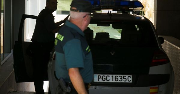 Foto: Agentes de la Guardia Civil llegan a los juzgados de Vélez-Málaga para poner en disposición judicial a Sergio R.G., el novio de Dana Leonte, la mujer de 31 años desaparecida el pasado 12 de junio en Arenas (Málaga). (Efe)