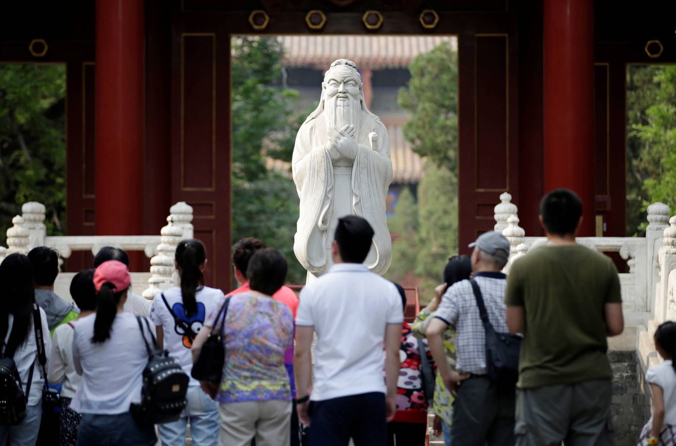 Turistas y estudiantes observan una estatua de Confucio en un templo en Pekín. (Reuters)