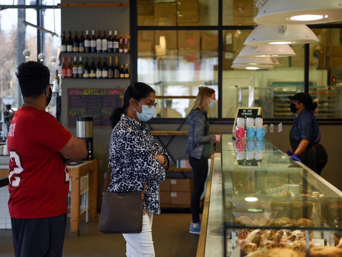 Una panadería en Texas, estado que acaba de levantar las restricciones y quitar la obligación de llevar mascarilla. (Reuters)