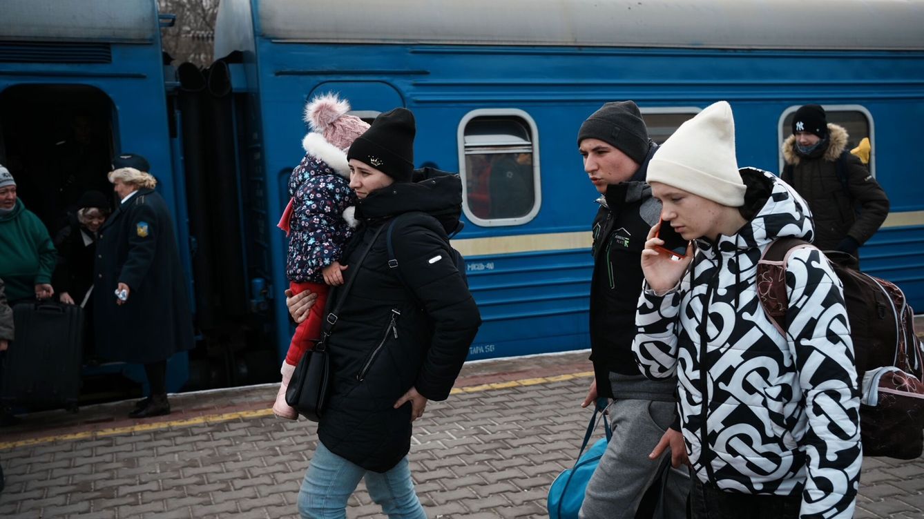 Foto: Imagen de ucranianos huyendo de la guerra. (EFE/Borja Sánchez Trillo)