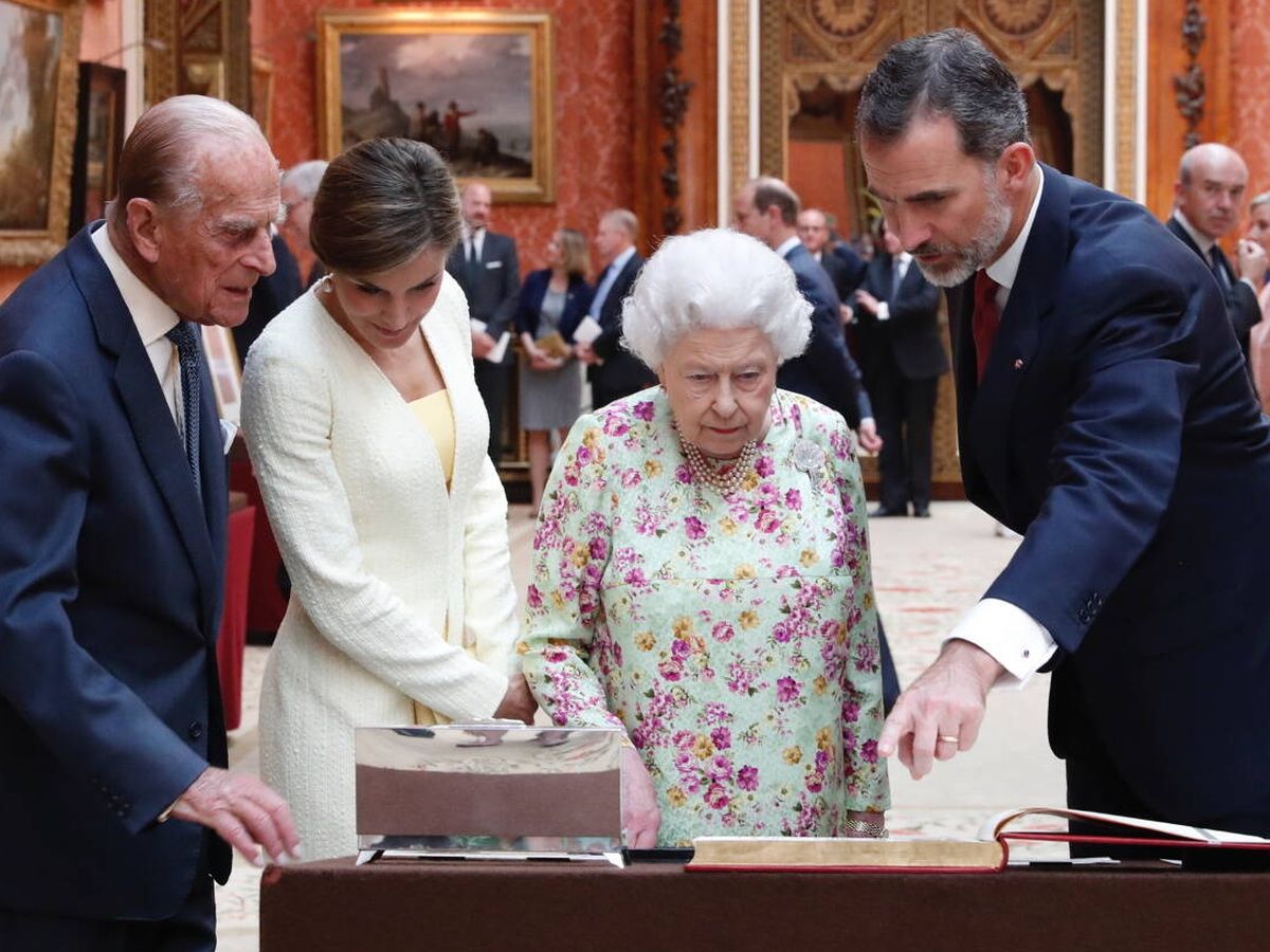Foto: Los Reyes, junto a Isabel II en Buckingham. (Casa Real)