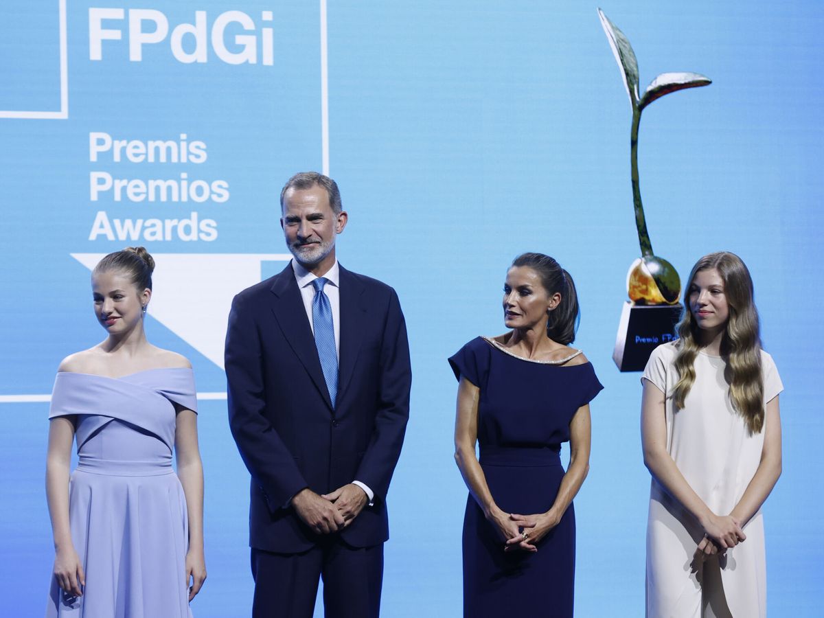 Foto: Felipe VI y Letizia, junto a la princesa Leonor y la infanta Sofía en los Premios Princesa de Girona del año pasado. (EFE/Toni Albir)