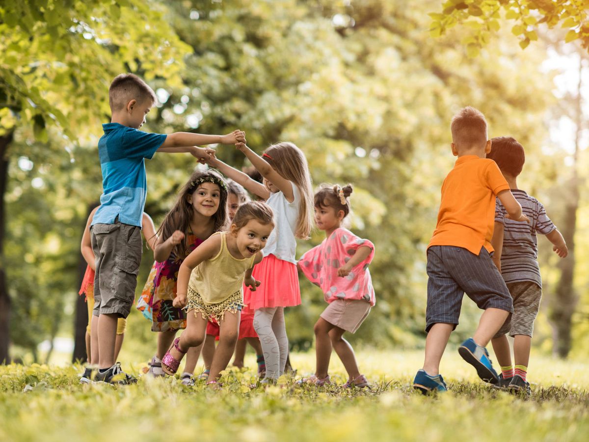 Foto: Un grupo de niños, jugando en un parque. (iStock)