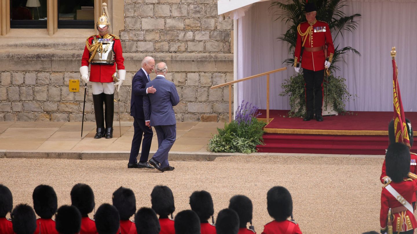 Biden apoya la mano sobre la espalda del monarca. (Reuters)