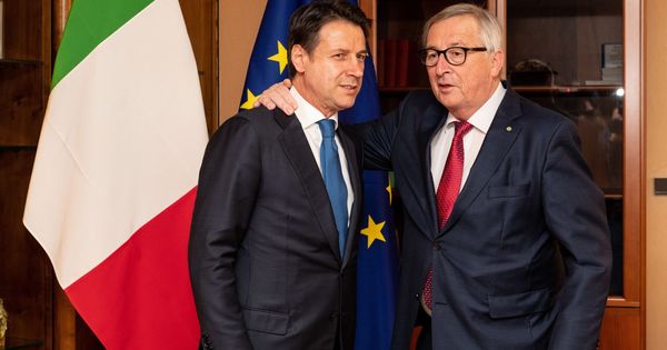 Foto: El primer ministro italiano, Giuseppe Conte, saluda al presidente de la Comisión, Jean-Claude Juncker. (EFE)