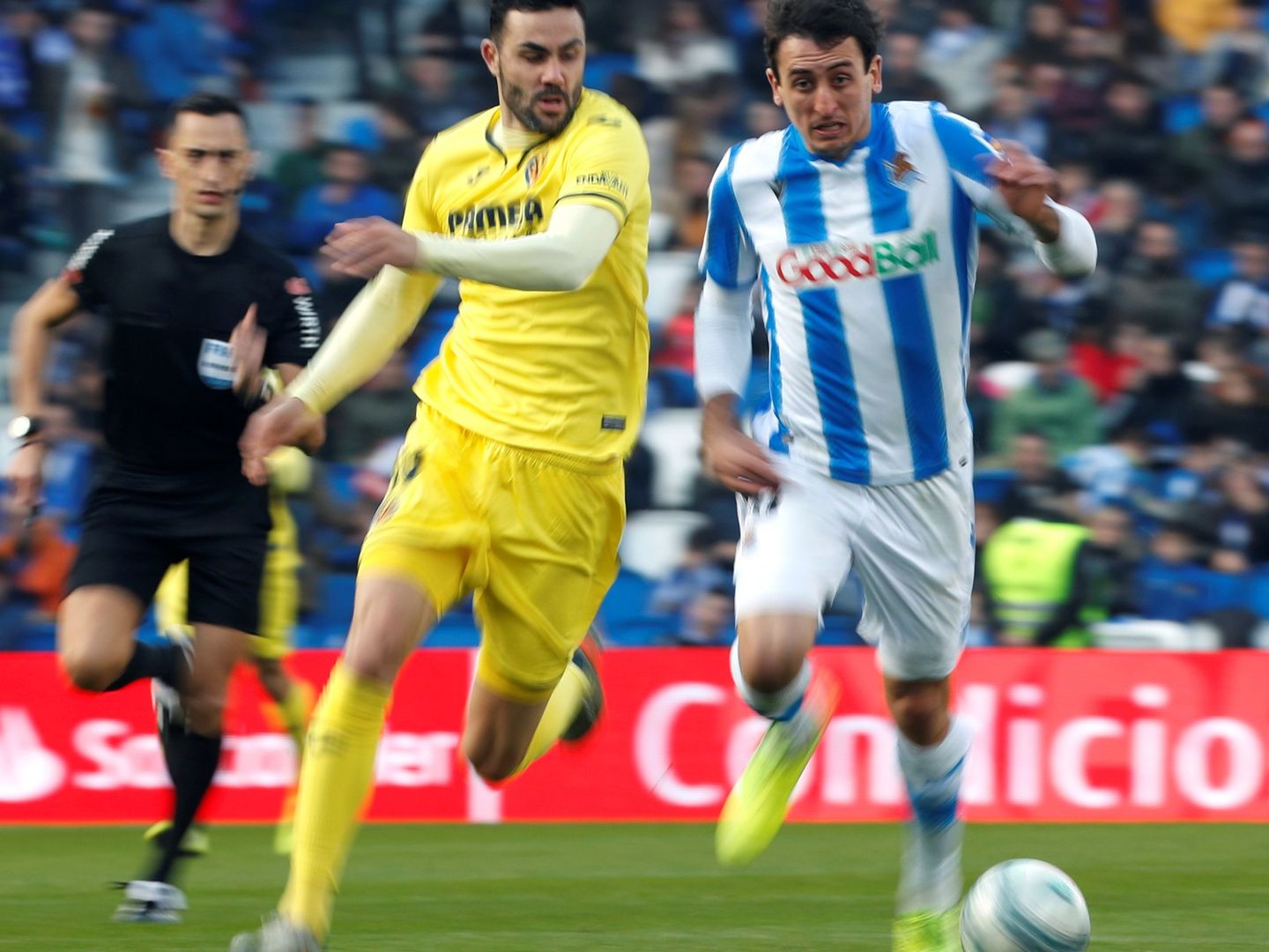 Oyarzabal, de la Real, lucha por la pelota con Iborra, del Villarreal, en un duelo este curso (EFE).
