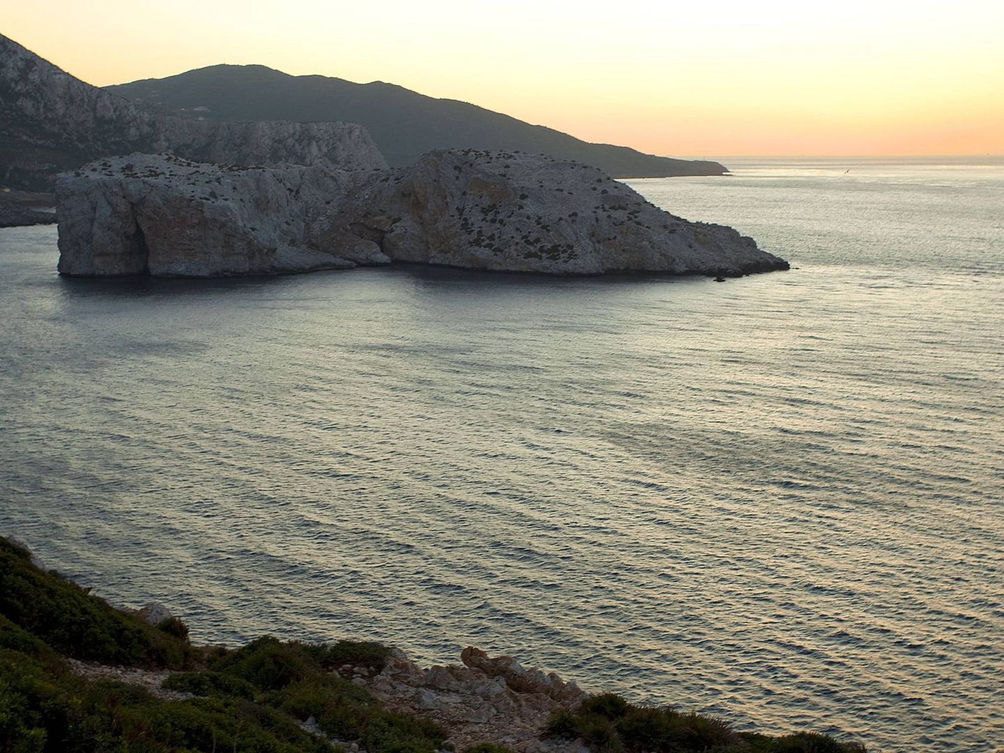 Vista del estrecho de Gibraltar desde la costa marroquí, junto al islote de Perejil. (EFE)