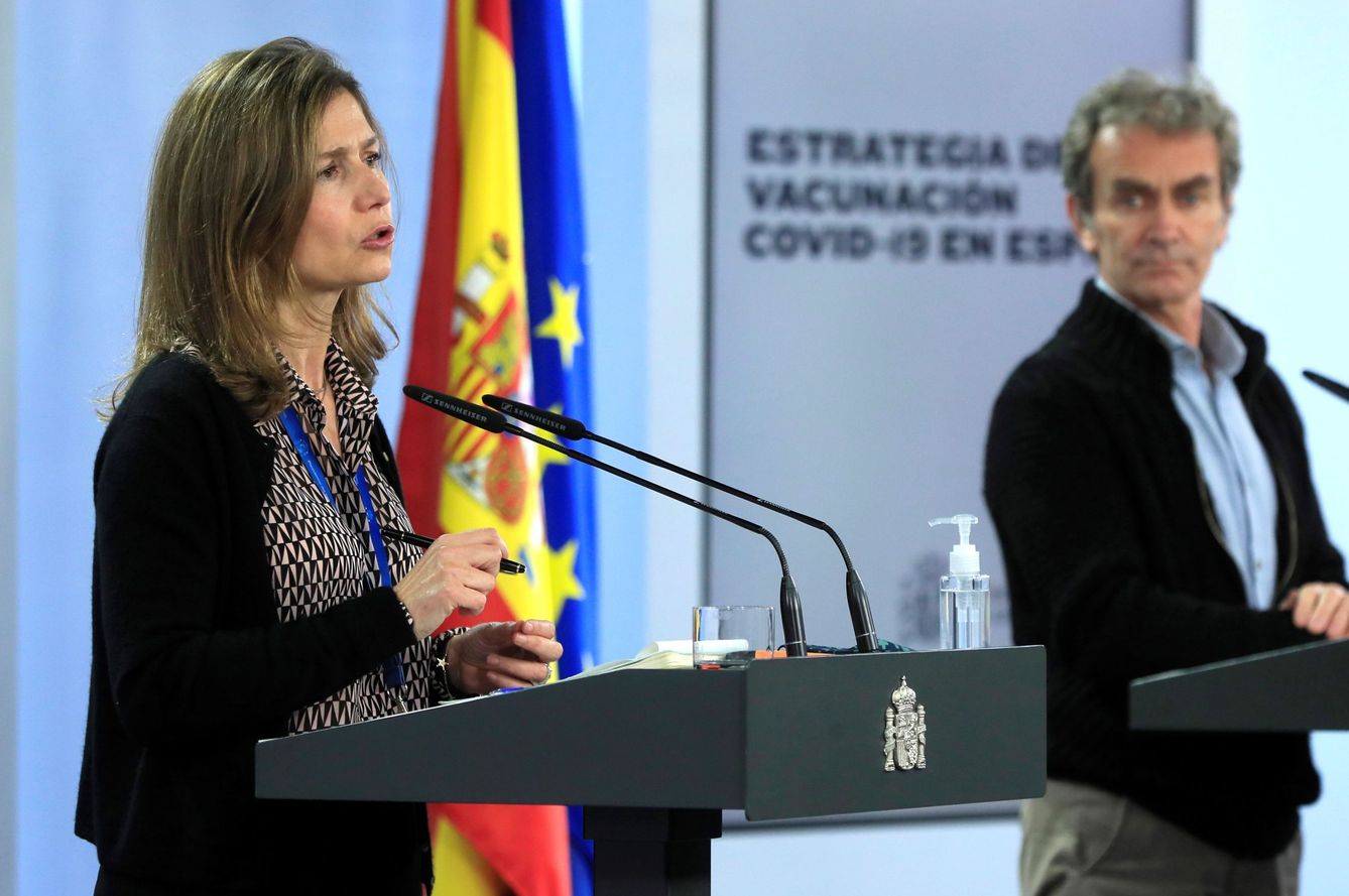 María Jesús Lamas y Fernando Simón, durante una rueda de prensa ofrecida en el Palacio de la Moncloa. (EFE)