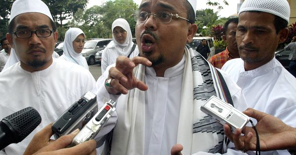 Foto: Rizieq Shihab, a su llegada a una comisaría de policía de Yakarta tras ser detenido en una protesta violenta. (Reuters)