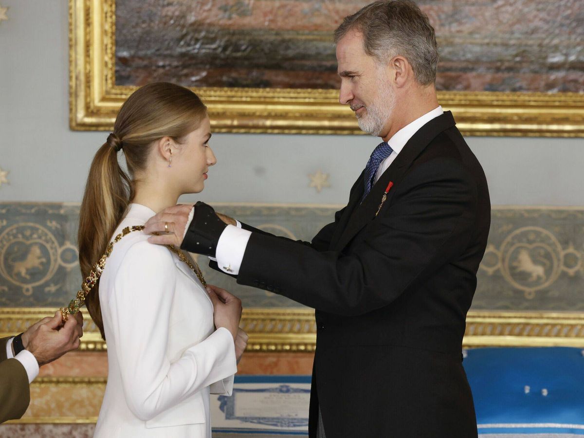 Foto: La princesa Leonor recibió la Real Orden de Carlos III en manos de su padre (EFE)