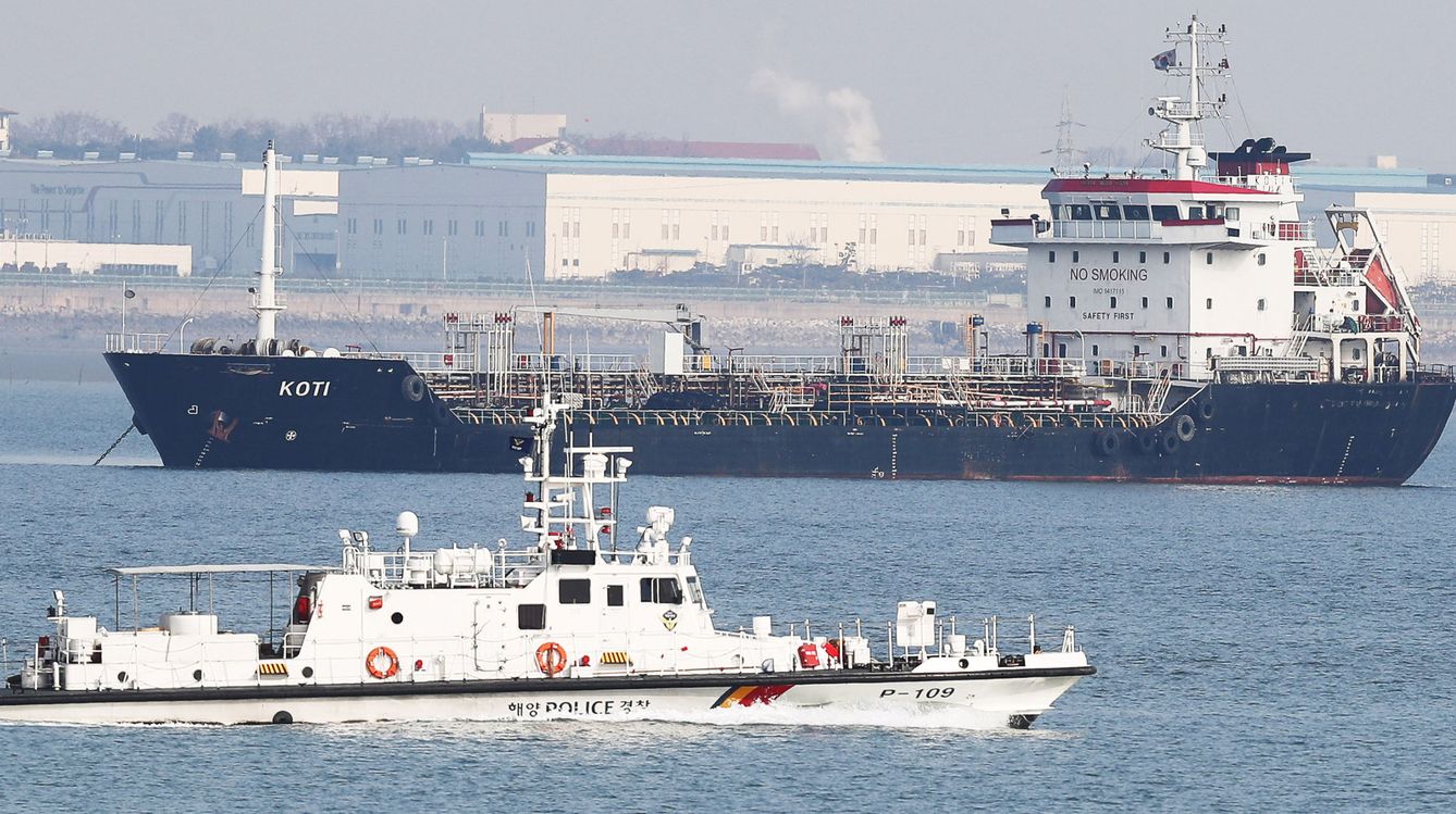 El navío con bandera panameña KOTI, sospechoso de violar las sanciones a Corea del Norte transfiriendo petróleo a barcos de aquel país. (Reuters)