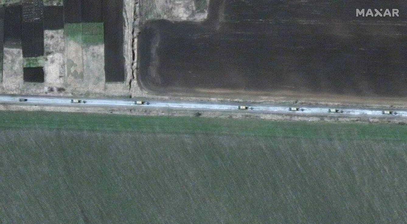 Una imagen de satélite muestra el convoy militar, de unos ocho kilómetros de extensión, cerca de la ciudad de Velykyi Burluk. (EFE)