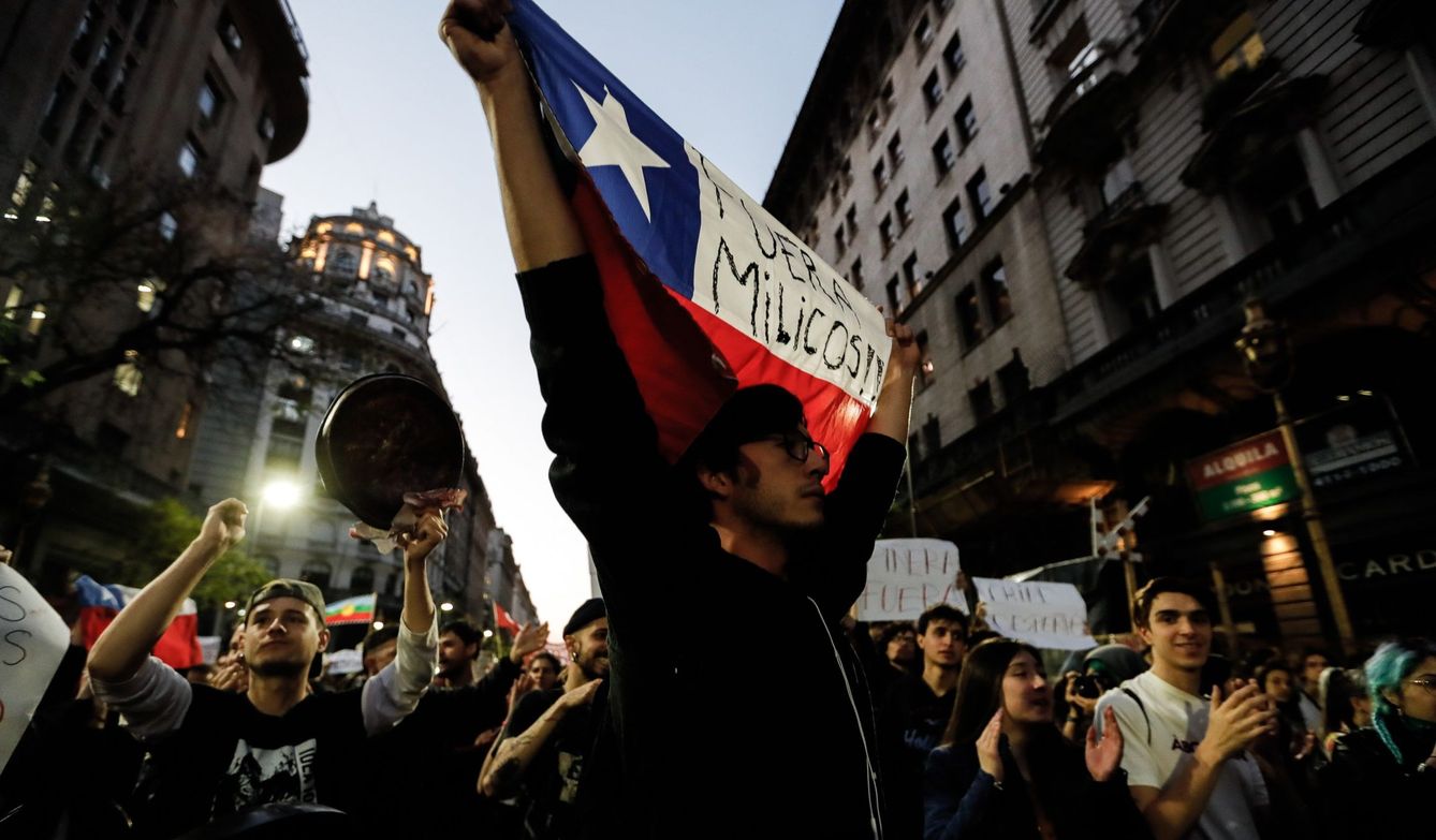 Los chilenos salieron de nuevo a la calle este lunes para protestar por la situación del país. (EFE)
