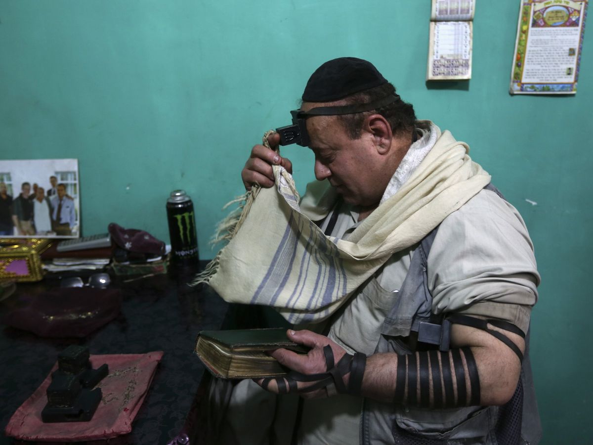 Foto: Zabulon Simintov, el 'último judío de Afganistán', en su residencia en Kabul. (Reuters/Omar Sobhani)
