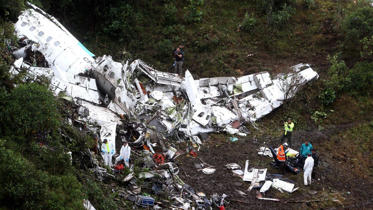 Mueren 14 personas al estrellarse un avión en la selva de Colombia