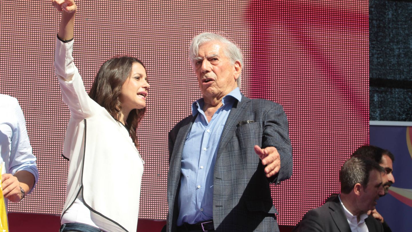 El premio Nobel Mario Vargas Llosa en la manifestación de Barcelona. (Gtres)