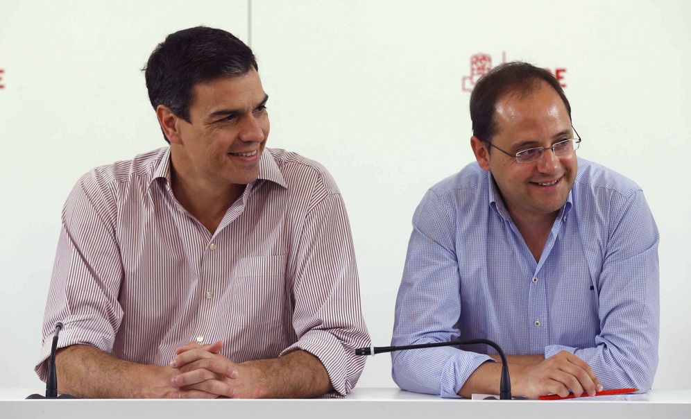 Foto: Pedro Sánchez y su número dos, César Luena, durante la reunión de la ejecutiva federal del PSOE de este 27 de junio en Ferraz. (EFE)