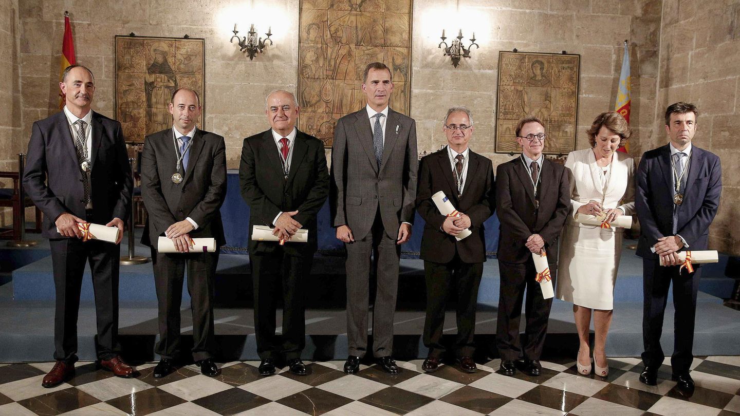 Juan José Dolado posa junto al rey Felipe VI en los premios Jaime I. (EFE)