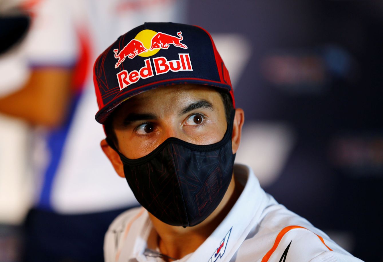 Márquez, con mascarilla antes de entrar en rueda de prensa este jueves. (Reuters)