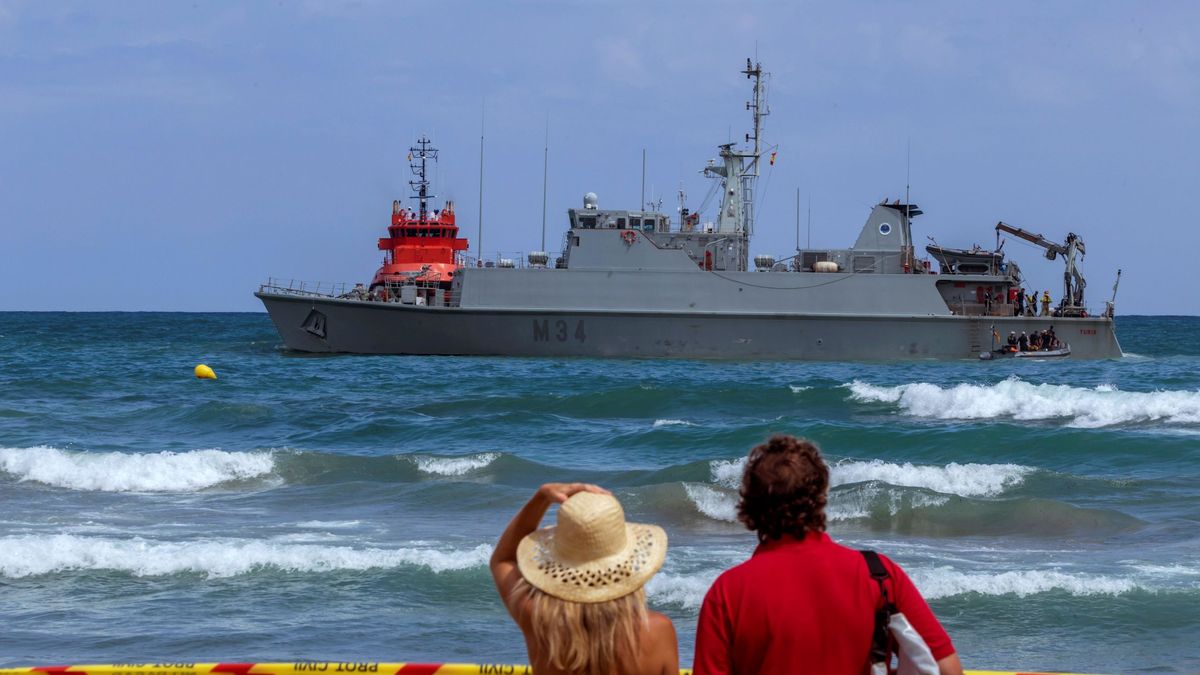 Buceadores de la Armada inspeccionan ya el casco del cazaminas encallado en La Manga
