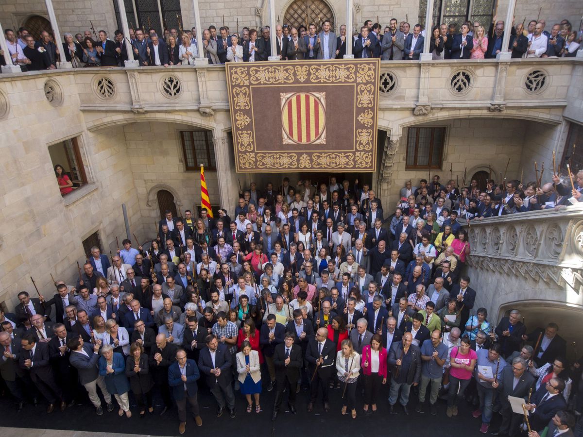 Foto: Carles Puigdemont recibe en la sede del gobierno regional a alcaldes de municipios catalanes en septiembre de 2017. (EFE)