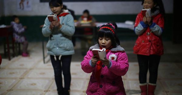 Foto: Estudiantes durante una lectura del Libro Rojo de Mao en una escuela de Sitong, en la provincia de Henan. (Reuters)