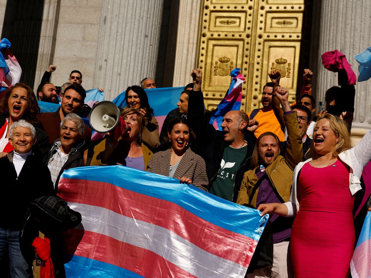 Foto: Irene Montero celebra con distintos colectivos la aprobación definitiva de la ley trans. (Reuters/Susana Vera)