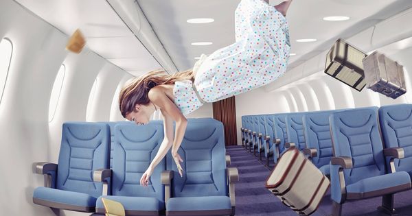 Foto: Una mujer da una vuelta de campana en un avión. (iStock)