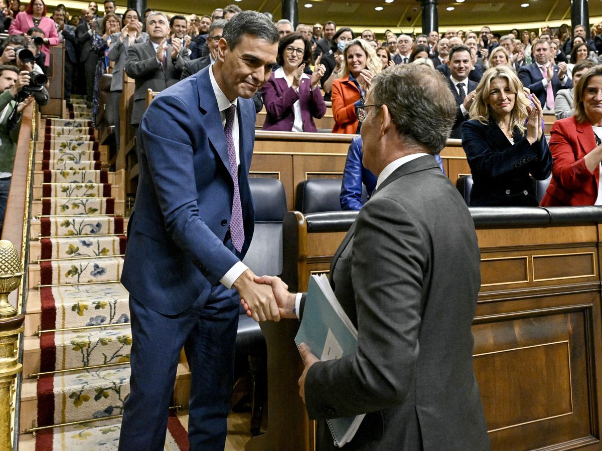 Foto: Pedro Sánchez es felicitado por Rajoy tras ser investido presidente. (Reuters/Pool/Javier Soriano)