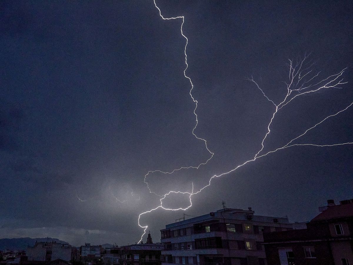 Foto: Imágenes de una tormenta eléctrica. (EFE/Natxo Frances)