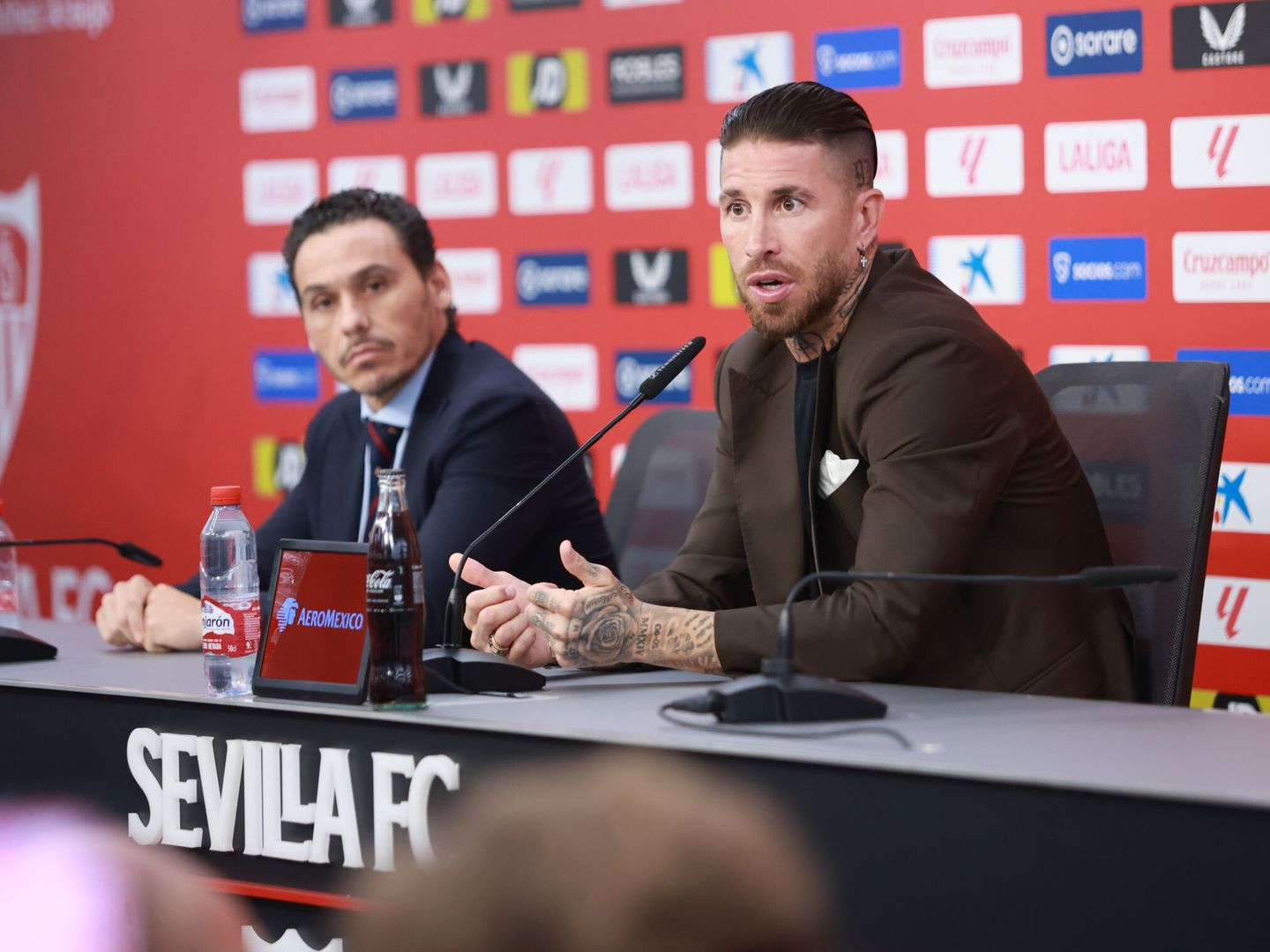 José María Del Nido Carrasco y Sergio Ramos en el acto de despedida del jugador. (Rocío Ruz / Europa Press)