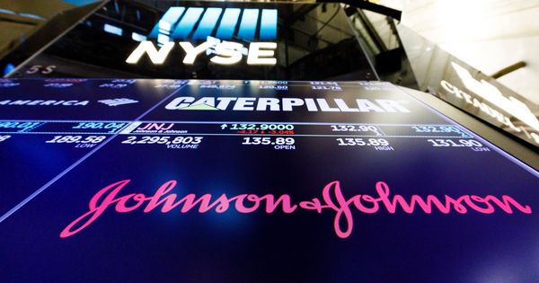 Foto: Una pantalla muestra el logo de J&J en la Bolsa de Nueva York. (EFE)