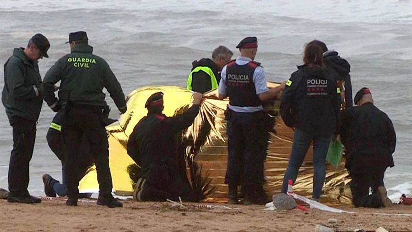 Agentes encuentran el cadáver esta mañana en una playa de Caldes d'Estrac (Barcelona). (EFE)
