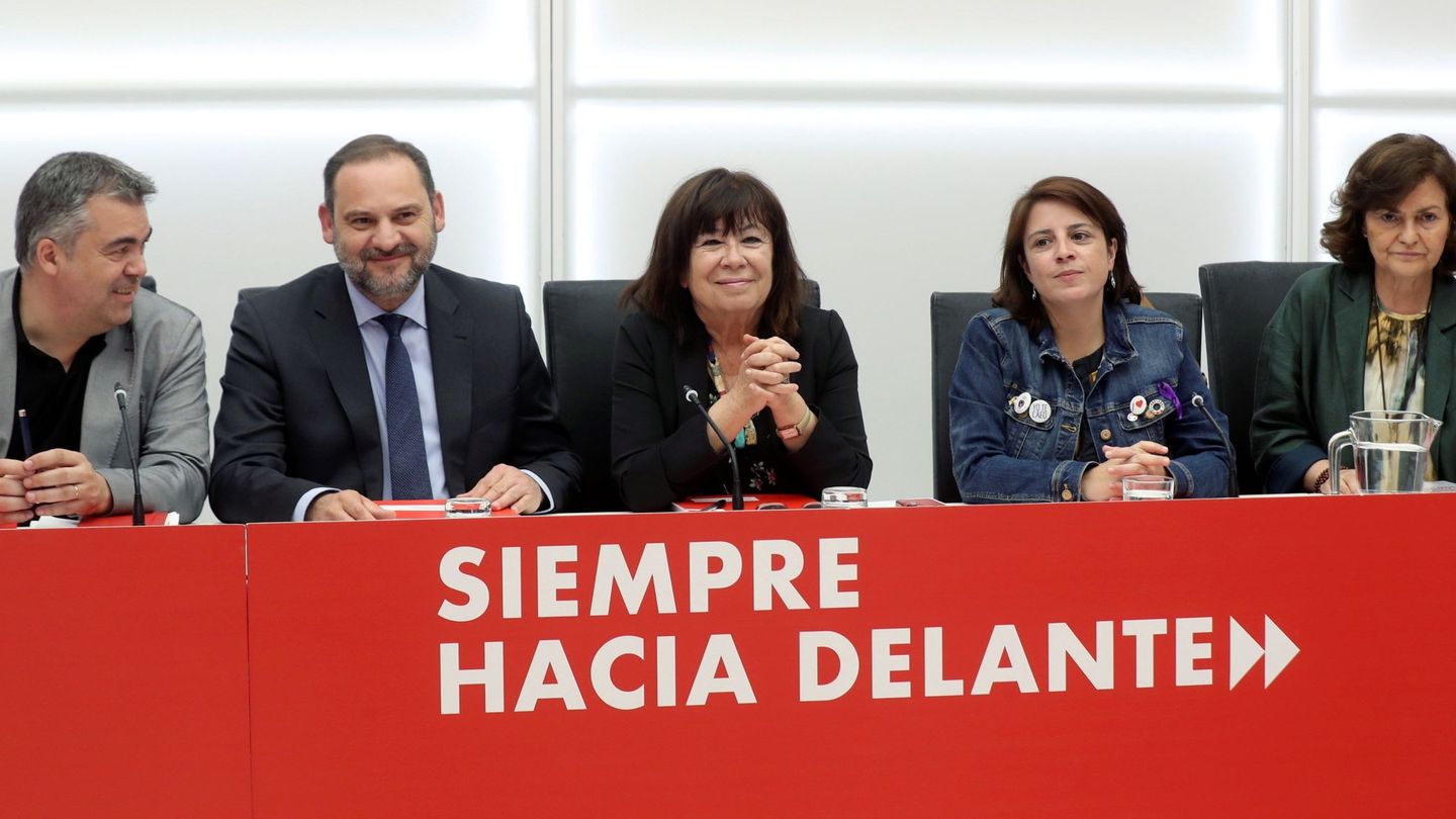 Los miembros de la ejecutiva federal del PSOE Santos Cerdán (i), José Luis Ábalos (2i), Cristina Narbona (c), Adriana Lastra (2d), y Carmen Calvo (d), el pasado 27 de mayo en Ferraz. (EFE)