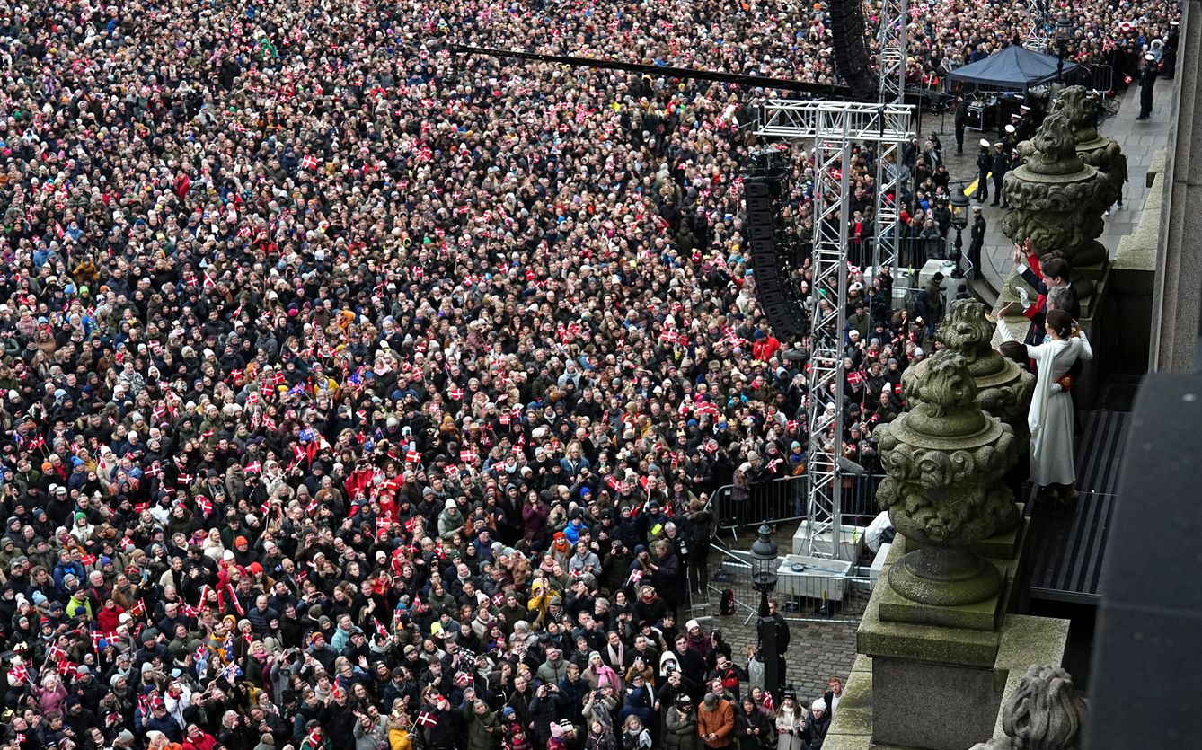La multitud aclama en Copenhague a los nuevos reyes. (Reuters)