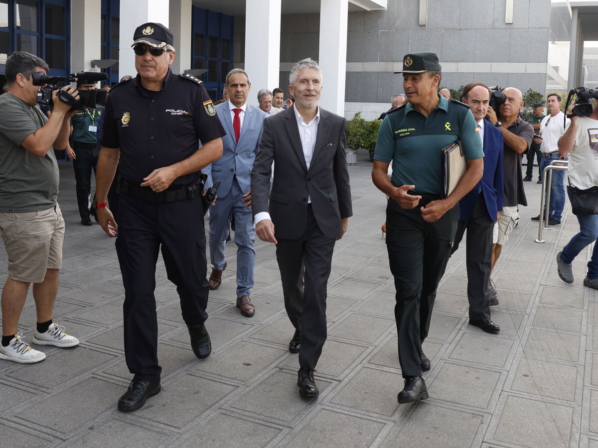 Foto: El ministro del Interior, Fernando Grande-Marlaska, en el centro, este lunes, en un acto en Algeciras (Cádiz). (EFE/A. Carrasco Ragel) 